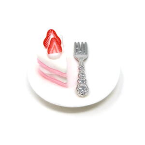 Strawberry Cake on a Plate/Lagkage med Jordbær på en Tallerken-Front