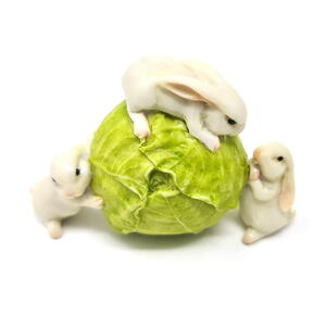 Three Bunnies with Cabbage / 3 kaniner med et kålhoved